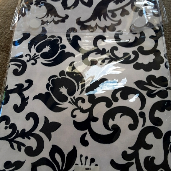 House Beautiful new table cloth. Size 52 x 70. - Picture 2 of 2